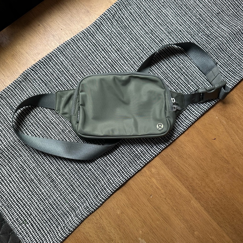 Lululemon Everywhere Belt Bag 2.0L - Grey Sage